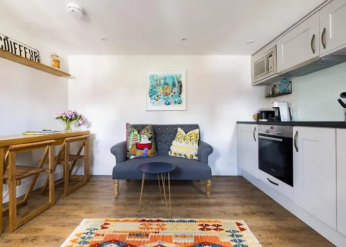 The Lavender Folly - Cosy Accommodation Alresford