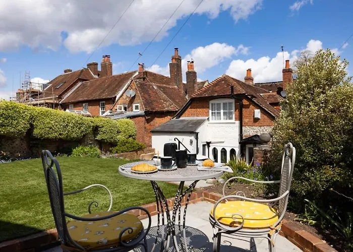 The Lavender Folly - Cosy Accommodation Alresford