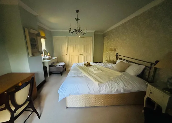 Traditional English House Travellerawards2026